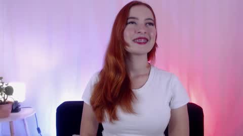 Snapshot of pear__moon chatting on February 12, 2:24 am LILLY online show from February 12, 2:24 am