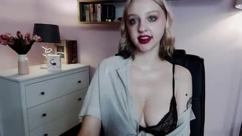Snapshot of perfect_madeline chatting on December 22, 6:37 pm Madeline online show from December 22, 6:37 pm