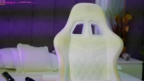 Dee online show from October 13, 2:19 pm