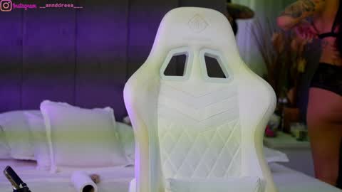 Dee online show from October 11, 4:10 pm