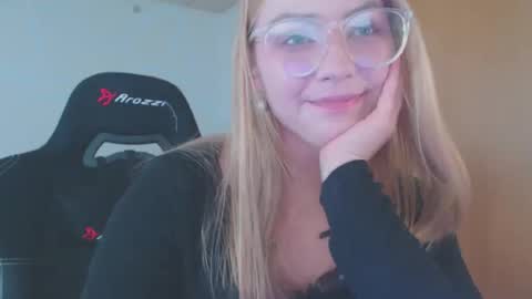 petalkiss online show from September 21, 1:59 pm