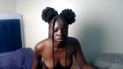 petitebeautyy online show from May 31, 7:04 pm