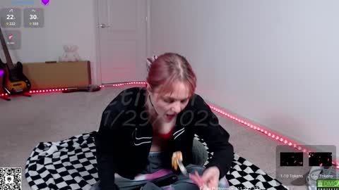 Snapshot of petitebrat chatting on January 29, 11:25 pm PiperAvery online show from January 29, 11:25 pm