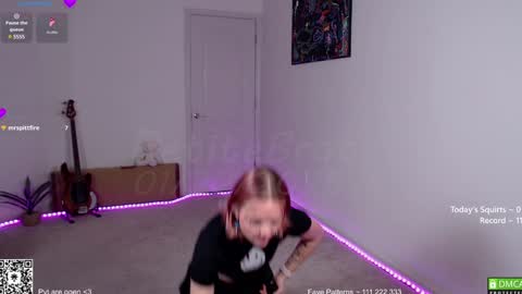 Snapshot of petitebrat chatting on January 23, 12:35 am PiperAvery online show from January 23, 12:35 am