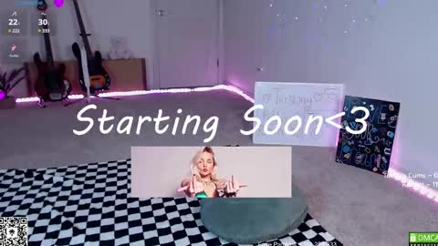 Snapshot of petitebrat chatting on February 25, 6:44 pm PiperAvery online show from February 25, 6:44 pm