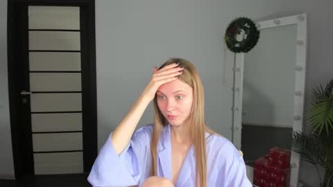 Phoebe online show from December 12, 2:33 pm