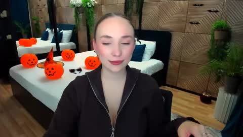 Emelie online show from November 4, 10:49 am