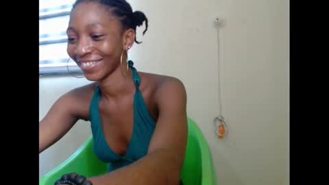 Snapshot of pinknjuicyx chatting on December 6, 7:15 am pinknjuicyx online show from December 6, 7:15 am