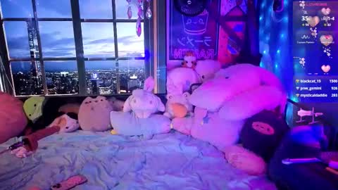 Gwenie online show from December 4, 7:57 pm