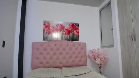 Snapshot of pinky_f00x chatting on September 19, 1:10 am pinky_f00x online show from September 19, 1:10 am