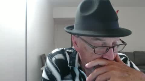 Snapshot of pipewizard chatting on September 11, 11:28 pm pipewizard online show from September 11, 11:28 pm