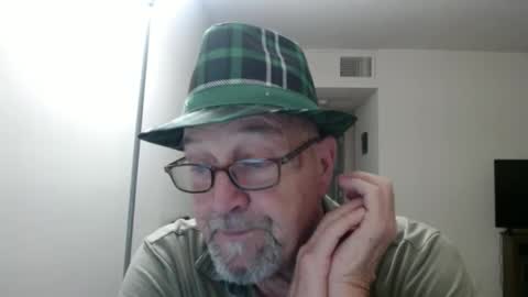 Snapshot of pipewizard chatting on February 28, 12:10 am pipewizard online show from February 28, 12:10 am