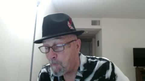 Snapshot of pipewizard chatting on February 6, 11:26 pm pipewizard online show from February 6, 11:26 pm