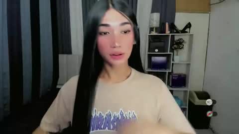 pixiedoll_ online show from May 18, 5:46 am