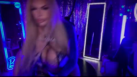 Snapshot of plasticfuckdoll chatting on January 19, 4:22 am Dumb bimbo fuck doll online show from January 19, 4:22 am