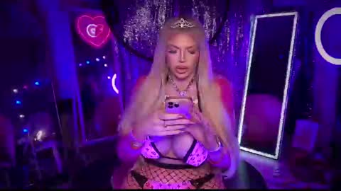 Snapshot of plasticfuckdoll chatting on February 19, 1:08 am Dumb bimbo fuck doll online show from February 19, 1:08 am