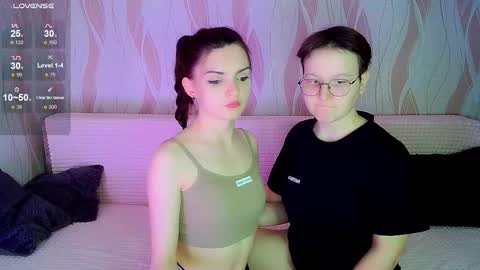 Ana and Tati online show from October 3, 8:06 pm