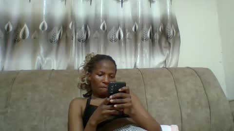 prettie_petitee online show from April 4, 6:26 pm