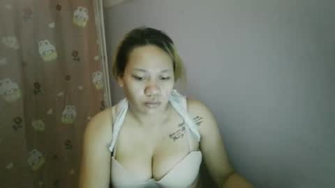 pretty_lyn08 online show from May 5, 10:48 pm