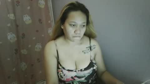 pretty_lyn08 online show from May 7, 4:24 pm