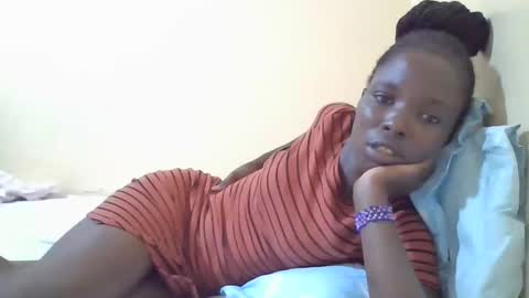 Snapshot of pretty_petite_ebony chatting on February 14, 10:25 pm pretty_petite_ebony online show from February 14, 10:25 pm