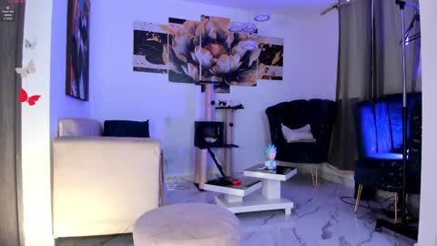 Snapshot of pretty_pettite chatting on October 28, 10:22 pm pretty_pettite online show from October 28, 10:22 pm