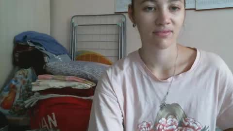 Snapshot of prettybella_7 chatting on September 19, 5:00 am Bella online show from September 19, 5:00 am