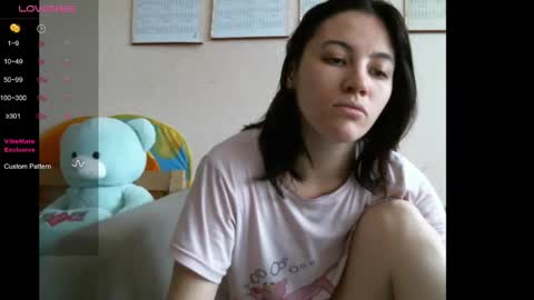 Snapshot of prettybella_7 chatting on December 12, 7:52 am Bella online show from December 12, 7:52 am