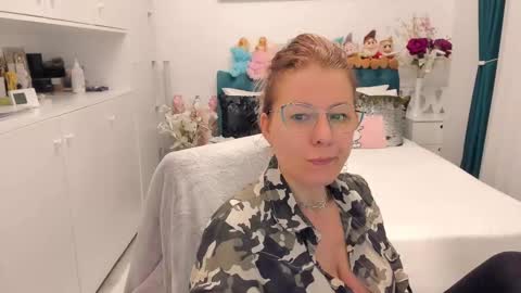 Snapshot of prettyblackeyes chatting on February 18, 7:10 am wilma online show from February 18, 7:10 am