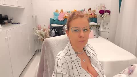 Snapshot of prettyblackeyes chatting on February 17, 6:31 am wilma online show from February 17, 6:31 am