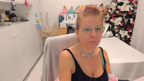 Snapshot of prettyblackeyes chatting on December 18, 6:43 am wilma online show from December 18, 6:43 am