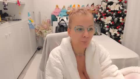 Snapshot of prettyblackeyes chatting on December 16, 1:42 am wilma online show from December 16, 1:42 am