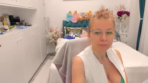 Snapshot of prettyblackeyes chatting on February 26, 6:40 am wilma online show from February 26, 6:40 am
