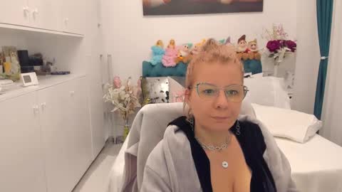Snapshot of prettyblackeyes chatting on March 1, 2:37 am wilma online show from March 1, 2:37 am