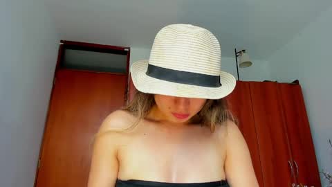 princessmariana25 online show from May 21, 5:52 pm