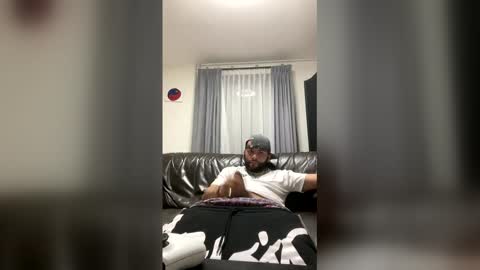 privekeanu23 online show from January 17, 1:48 am