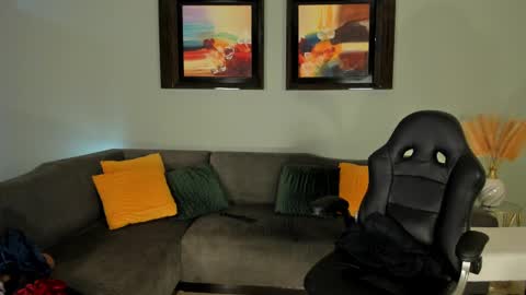 Pui Yee  online show from September 10, 9:05 pm