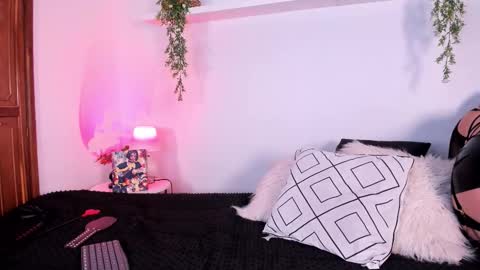 Snapshot of purplemoon_1 chatting on September 11, 12:28 pm Chloe online show from September 11, 12:28 pm