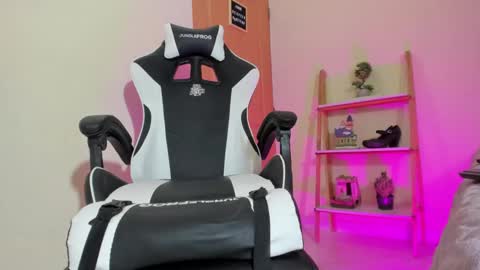 Snapshot of queen_esthefi chatting on January 13, 3:58 pm Your Queen Esthefi online show from January 13, 3:58 pm