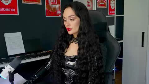 Snapshot of queenaliss chatting on September 9, 4:01 am Your world and the universe Aliss online show from September 9, 4:01 am