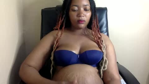 Snapshot of queenbebony2 chatting on December 11, 8:26 am Queenbebony2 online show from December 11, 8:26 am