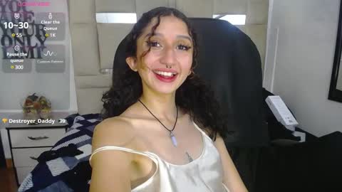 Snapshot of queenjenn__ chatting on January 4, 9:52 pm QUEENJEENN online show from January 4, 9:52 pm
