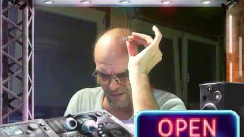 Snapshot of r_2d2_ chatting on February 2, 12:09 am dj mike online show from February 2, 12:09 am