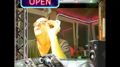 Snapshot of r_2d2_ chatting on January 13, 10:35 pm dj mike online show from January 13, 10:35 pm