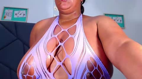 Snapshot of rachelbrown_ chatting on December 28, 1:29 am MALIKA Z online show from December 28, 1:29 am
