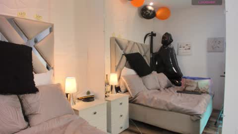 Raquel Moore  online show from October 20, 6:02 pm