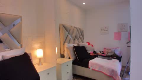 Raquel Moore  online show from March 20, 3:17 pm