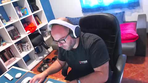 ravingr3d3 online show from May 7, 8:21 am