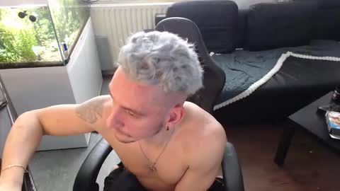 Rayzel online show from January 11, 2:01 pm