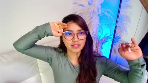 Snapshot of rebeca_williams_ chatting on February 19, 6:00 am Rebeca Williams online show from February 19, 6:00 am
